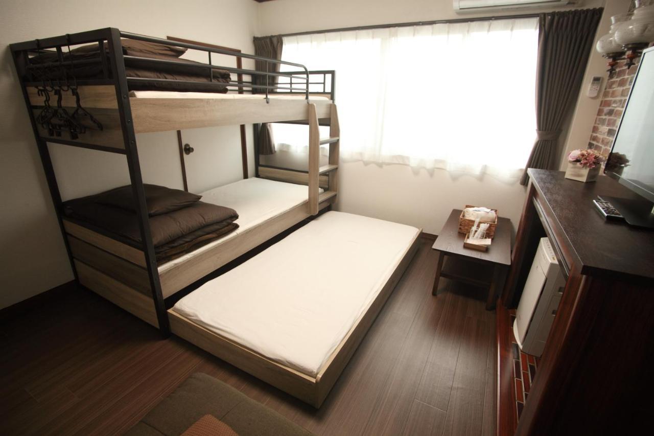 Guest House Futaba Осака Экстерьер фото